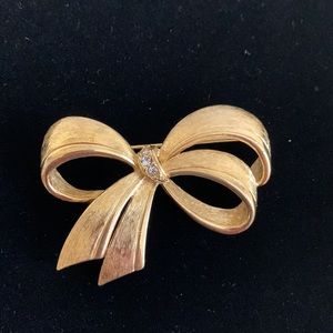 AVON VTG Textured Ribbon Bow Brooch Pin Rhinestones Gold Tone